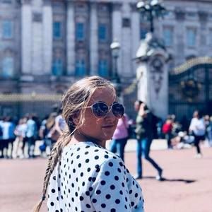 Meet your Posher, Caitlyn